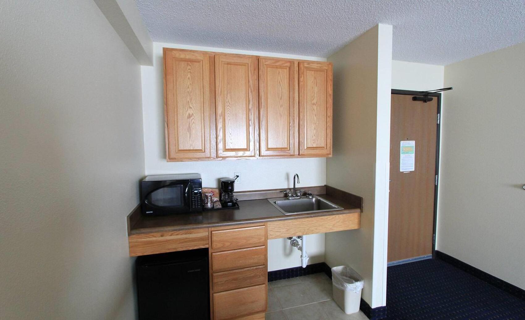 Americinn By Wyndham Cedar Rapids Airport Bagian luar foto