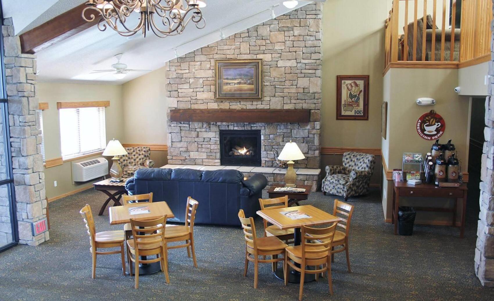 Americinn By Wyndham Cedar Rapids Airport Bagian luar foto