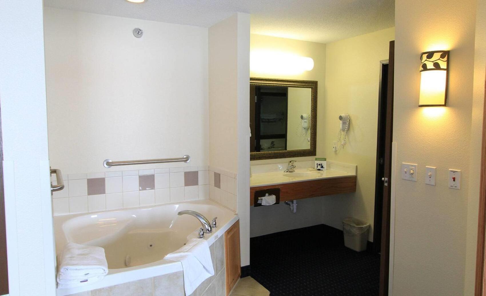 Americinn By Wyndham Cedar Rapids Airport Bagian luar foto