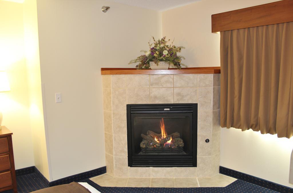 Americinn By Wyndham Cedar Rapids Airport Bagian luar foto
