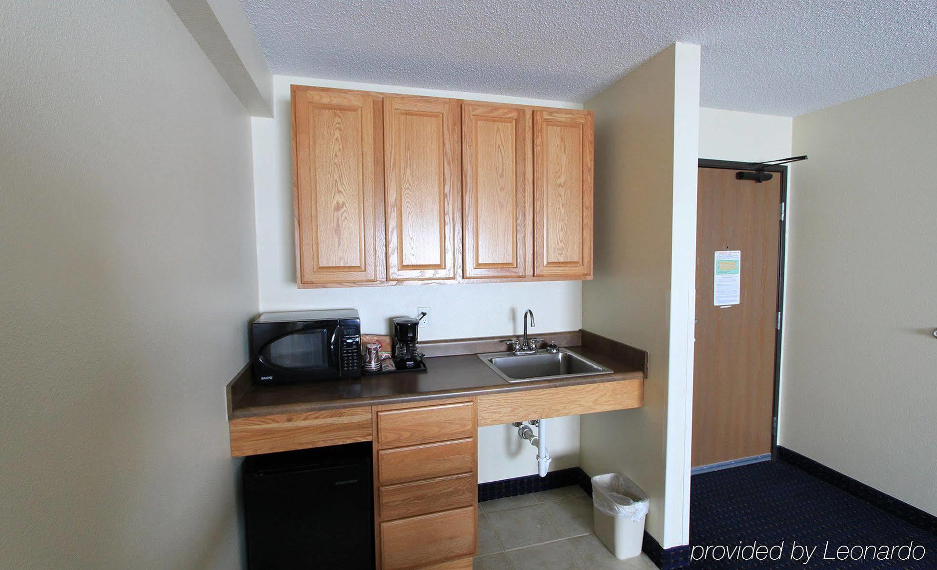 Americinn By Wyndham Cedar Rapids Airport Bagian luar foto