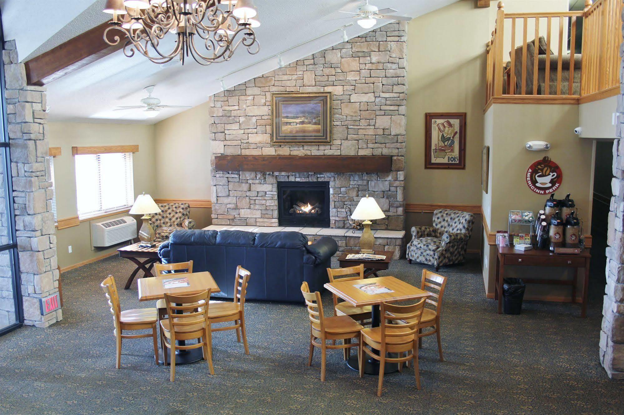 Americinn By Wyndham Cedar Rapids Airport Bagian luar foto