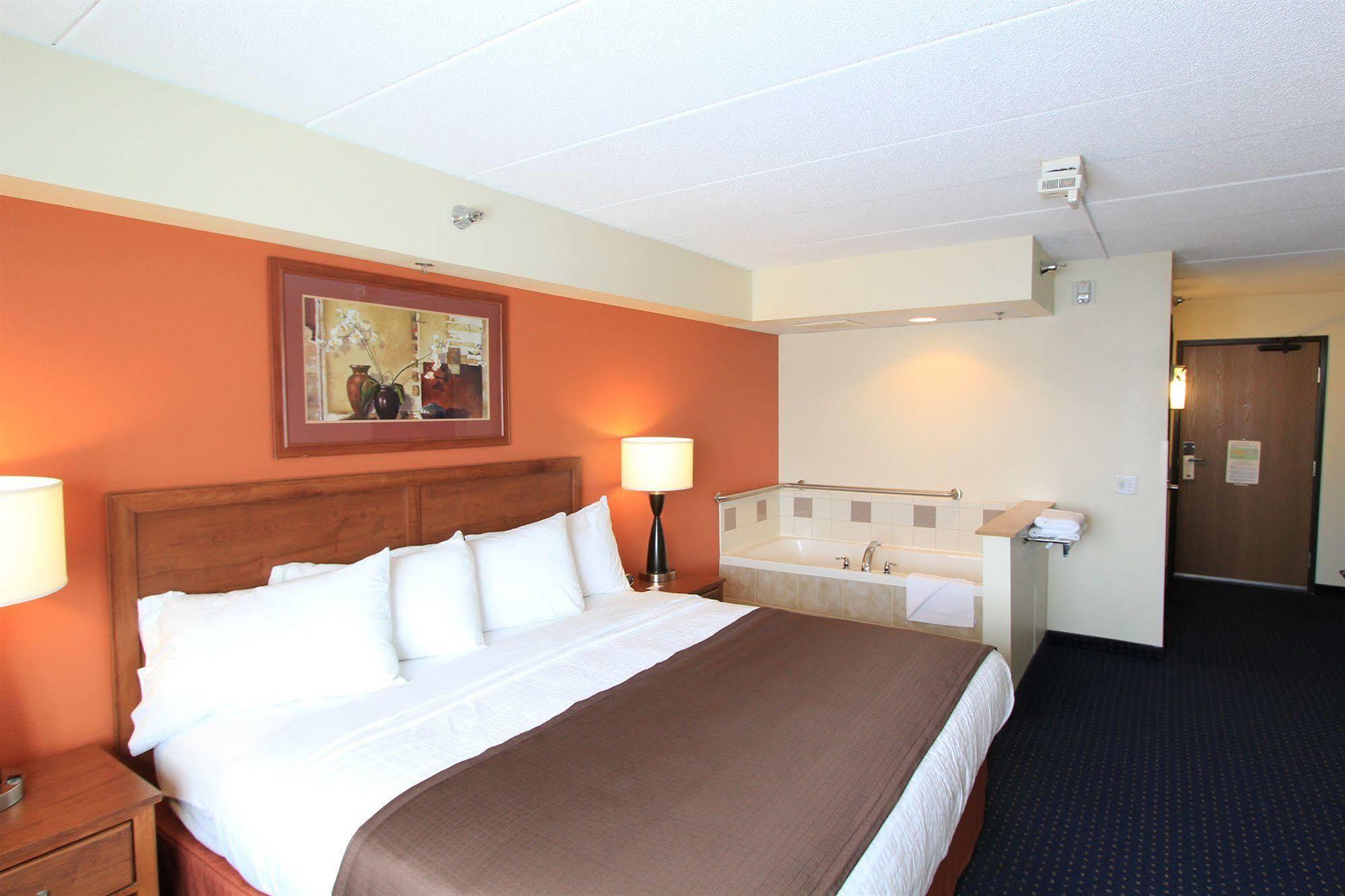 Americinn By Wyndham Cedar Rapids Airport Bagian luar foto