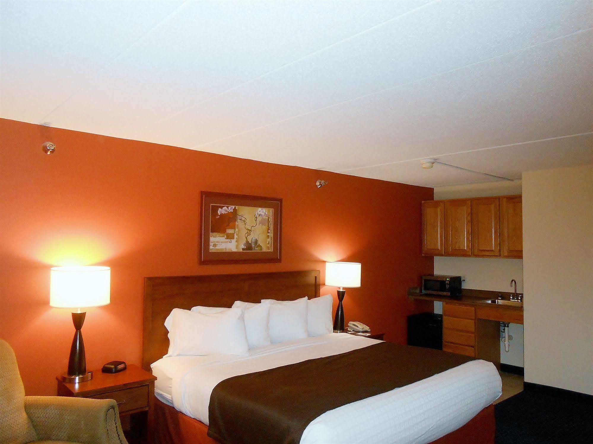 Americinn By Wyndham Cedar Rapids Airport Bagian luar foto